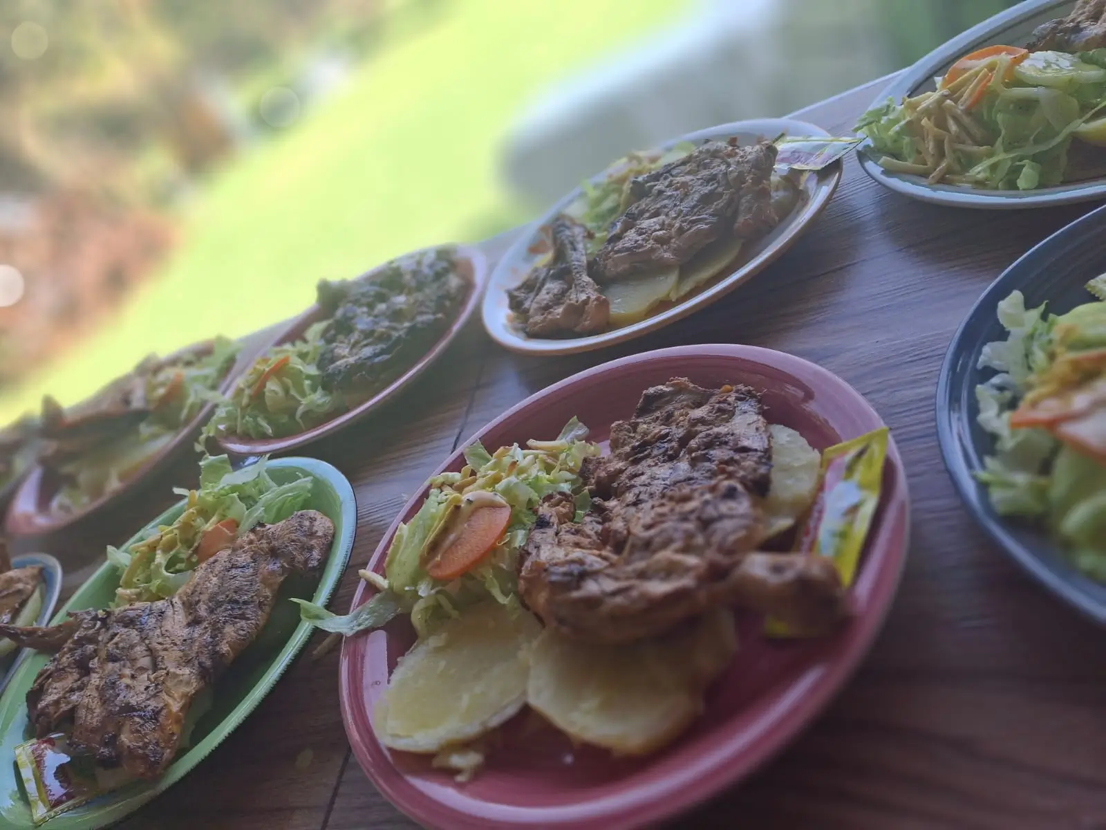 Parrilla mixta con carne, pollo y chorizos a la parrilla